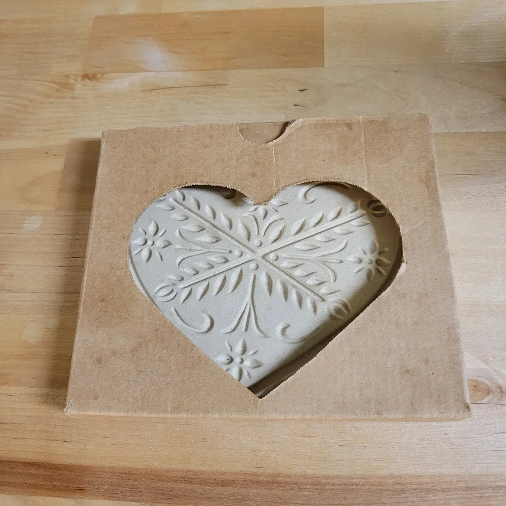 Pampered Chef 2000 Anniversary Heart Cookie Mold Family Heritage Stoneware